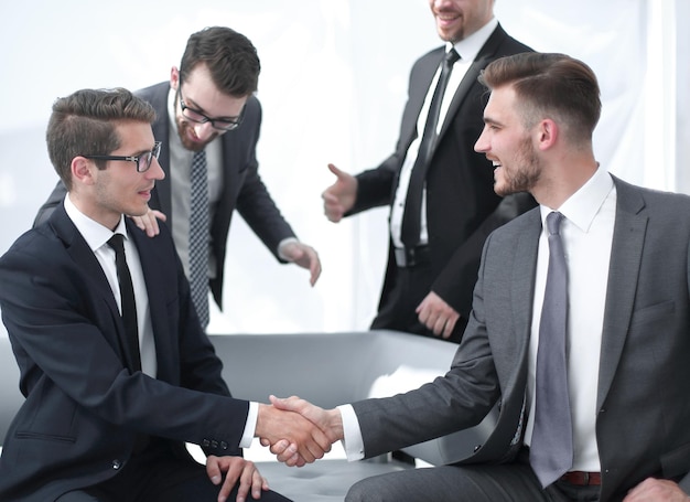 Apretón de manos de empresarios después de la firma del contrato el concepto de cooperación