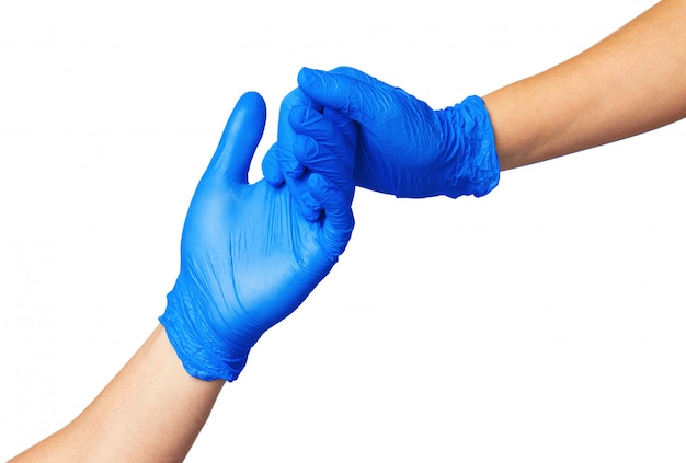 Apretón de manos en guantes azules, concepto de ayuda. Higiene personal durante una pandemia
