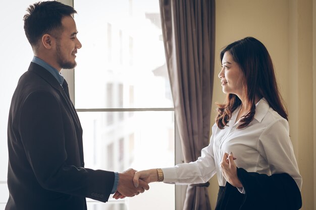 Apretón de manos de hombres y mujeres empresarios.