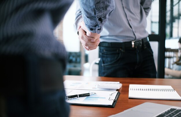 apretón de manos de hombres de negocios. Concepto de reunión de asociación empresarial.