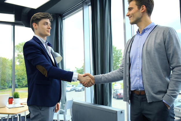 Foto apretón de manos de negocios. dos hombres de negocios dándose la mano en la oficina.