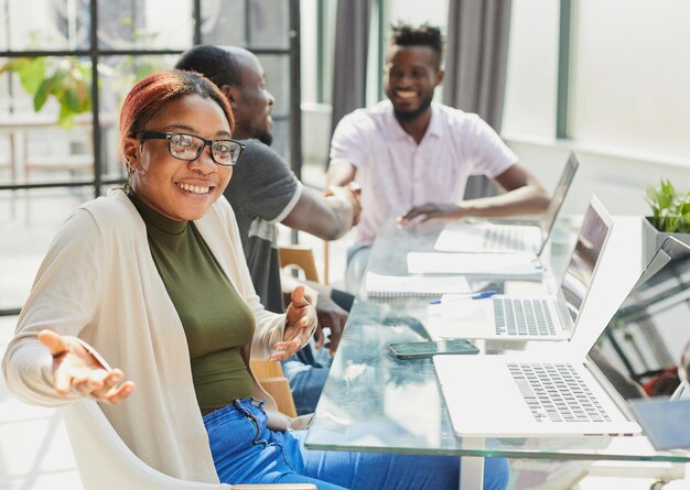 Apretón de manos de negocios en el equipo afroamericano de la oficina