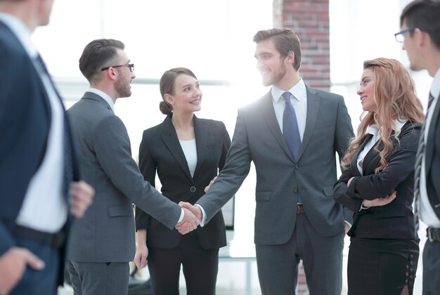 Apretón de manos de negocios de hombres de negocios en la oficina