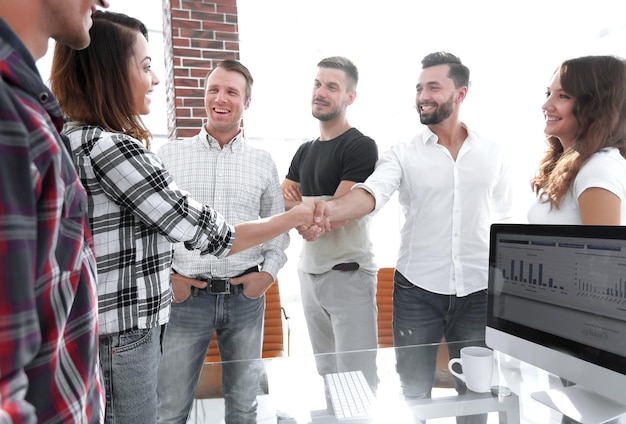 Apretón de manos de negocios en una oficina creativa