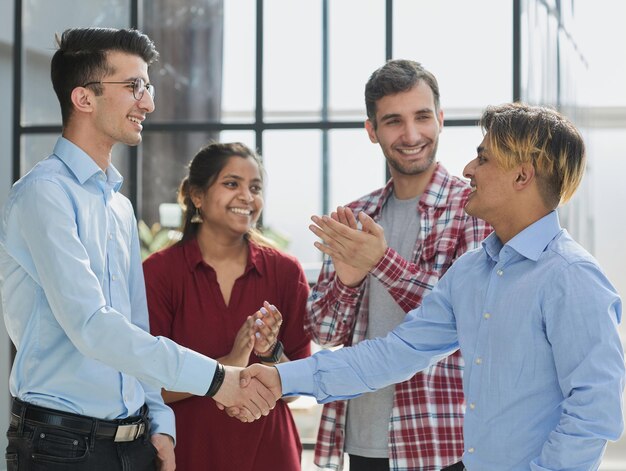 Foto apretón de manos en el pasillo para una colaboración de bienvenida o una reunión de negocios con respeto