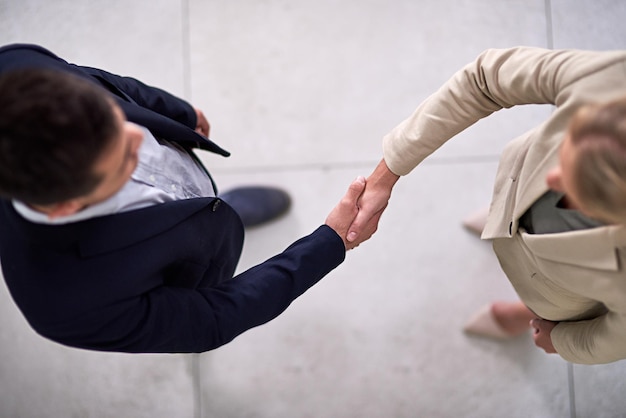 El apretón de manos sella el trato Toma de ángulo alto de dos empresarios profesionales dándose la mano en la oficina