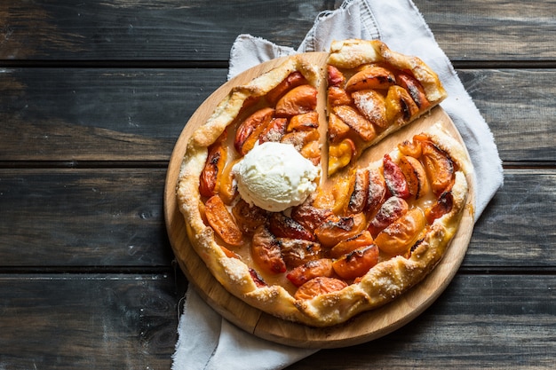 apricotes galettewith alperce. Processo de cozimento. Torta aberta, torta de damasco. Padaria de frutas. Ic