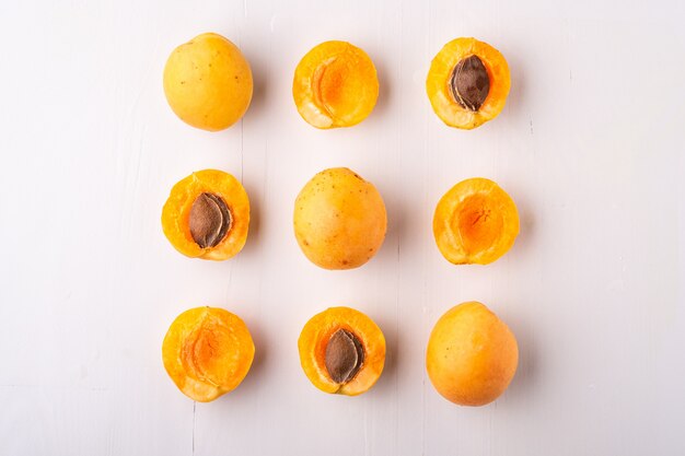 Aprikosenfrüchte in Scheiben geschnitten