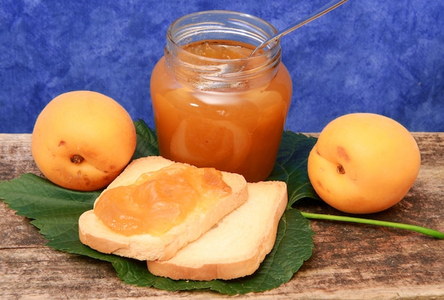 Aprikosenmarmelade auf Brot