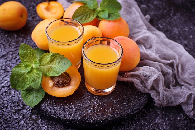 Aprikosensaft Frisches gesundes Sommergetränk. Selektiver Fokus