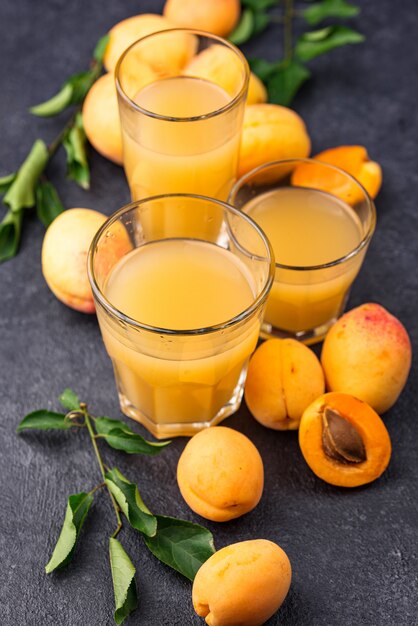 Aprikosensaft im Glas. Gesundes Getränk