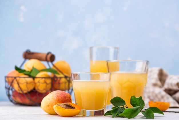 Aprikosensaft im Glas. Gesundes Getränk