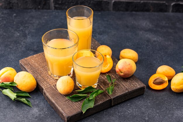 Aprikosensaft im Glas. Gesundes Getränk