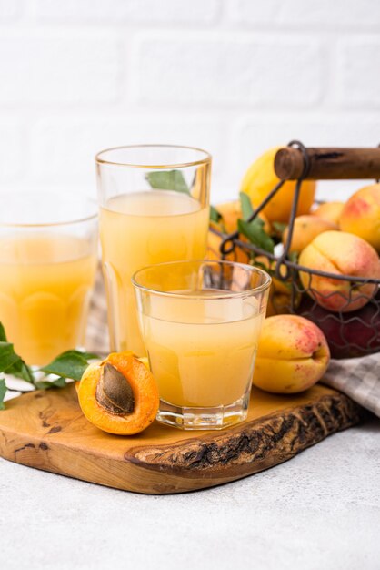 Aprikosensaft in Glas gesundes Getränk