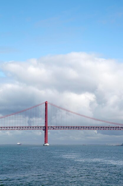 April-Hängebrücke in Lissabon, Portugal