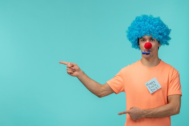 Aprilscherz-Tageskerl roter Nasenclown lustiger blauer Pfeifenblauhaar-Blaupost-it Aufkleber, der Hände zeigt