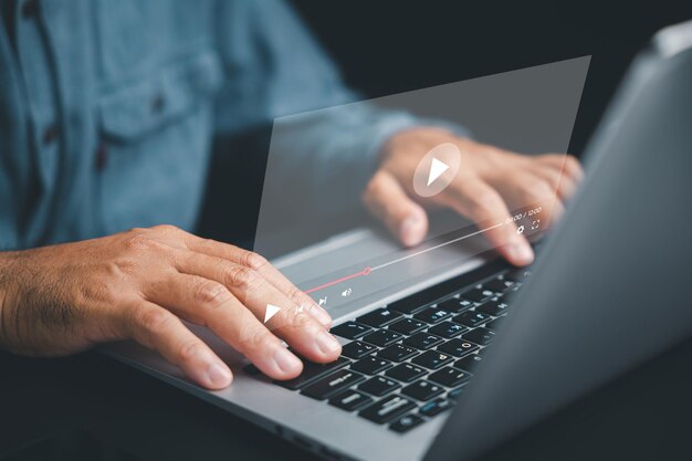 Aproveche el poder de la transmisión en línea con una computadora portátil Vea videos, conciertos, programas y tutoriales en cualquier momento y lugar Mejore su experiencia digital con solo unos pocos clics