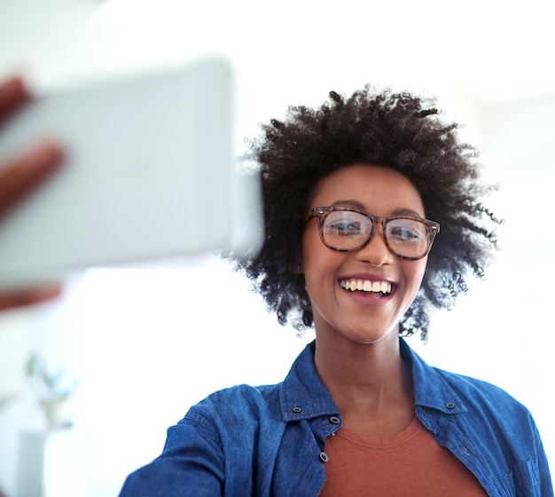 Aproveitando ao máximo seu tempo livre foto de uma jovem atraente tirando uma selfie em casa