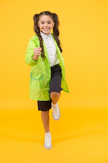 Aproveite a chuva de outono descontos incríveis menina pequena divirta-se com capa de chuva colegial ativa capa impermeável roupas resistentes à água de bom humor Acessório à prova de chuva Moda outono para crianças