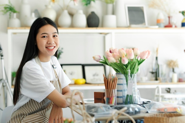 Aproveite a jovem empresária comemorando o sucesso ou a pose feliz