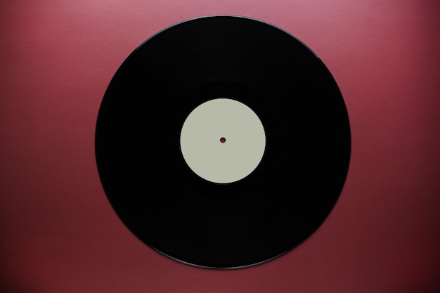Aproximação clássica de discos de vinil em uma música de armazenamento de dados desatualizada de fundo vermelho borgonha