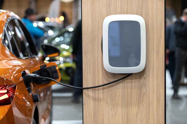 Foto aproximação da fonte de alimentação conectada a um carro elétrico moderno estação de carregamento de carro elétrico ou ev