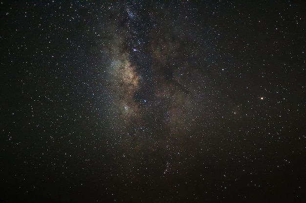 Aproximação da Via Láctea com estrelas e poeira espacial no universo