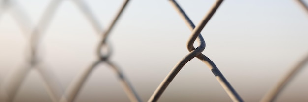 Aproximação de elos de corrente de metal wiremesh rabitz em cerca de fundo desfocado ou obstrução de guerra