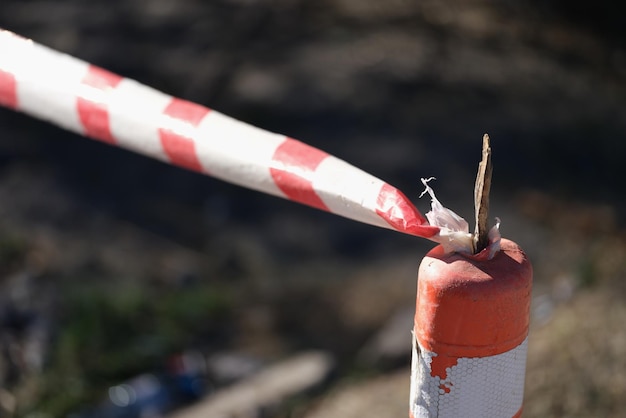 Aproximação de linhas vermelhas e brancas de área fechada de fita de barreira com fita de barricada brilhante ou