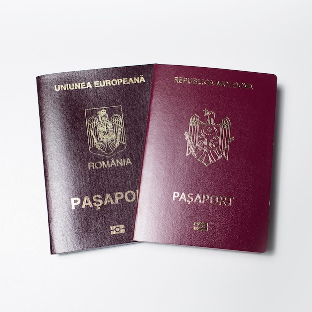 Aproximação de passaportes moldavos e romenos isolados em fundo branco