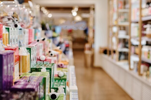 Foto aproximação de produtos em prateleiras seguidas no departamento de cosméticos em shopping