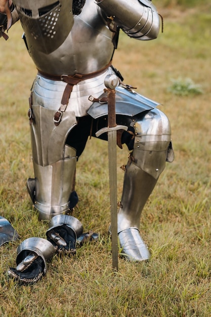 Aproximação de um cavaleiro medieval em armadura se preparando para a batalha