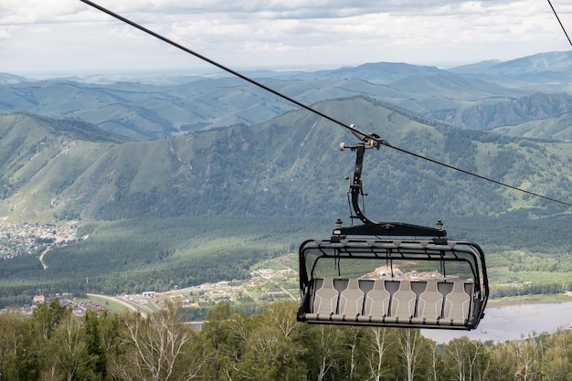 Aproximação de um táxi de teleférico no fundo das montanhas