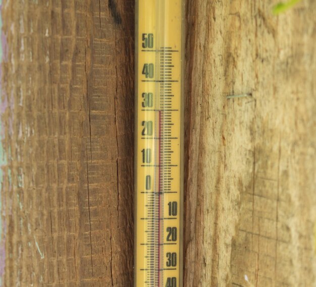 Aproximação de um termômetro de madeira Conceito de seca