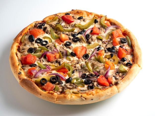 Aproximação de uma deliciosa pizza vegetariana com legumes e cogumelos em um fundo branco Prato tradicional italiano