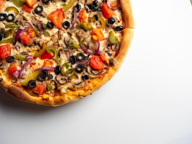 Aproximação de uma deliciosa pizza vegetariana com legumes e cogumelos em um fundo branco vista superior do espaço de cópia plana