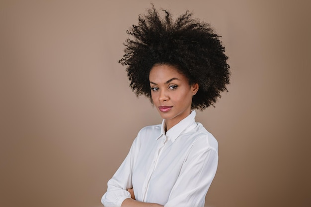 Aproximação de uma jovem afro latina cruzando os braços Alegria positiva e amor Linda