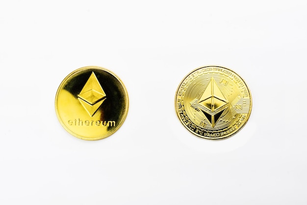 Aproximação de uma moeda Ethereum dourada com fundo branco Moeda de criptomoeda Mercado financeiro