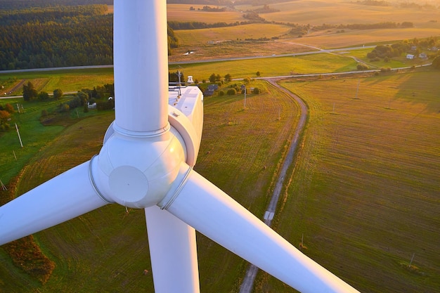 Aproximação de uma turbina eólica moderna Fotografia aérea retroiluminada