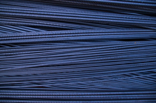 Aproximação do fio de aço azul para construção e fundo industrial Foco seletivo