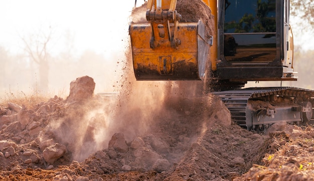 Aproximación de la excavadora en el sitio de construcción Excavadora de tierra para trabajos de tierra y construcción Máquina de excavación en el trabajo Maquinaria pesada para movimiento de tierra y desarrollo de sitios de construcción