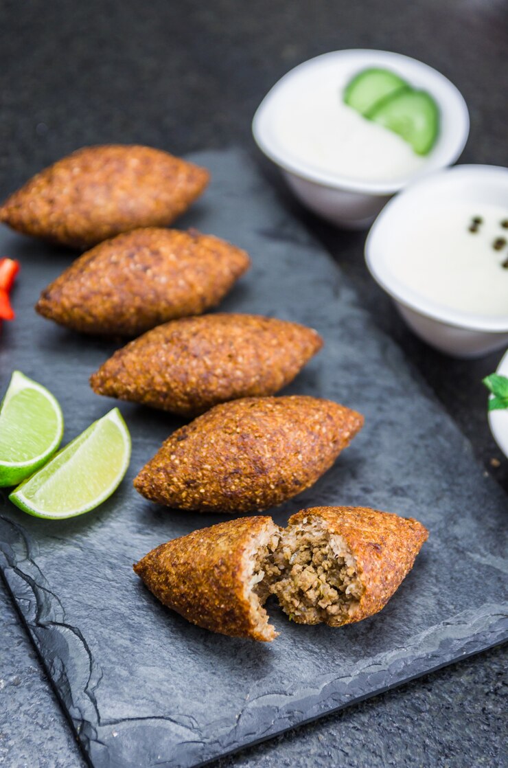 Foto aproxime-se com a deliciosa comida libanesa chamada kibbeh