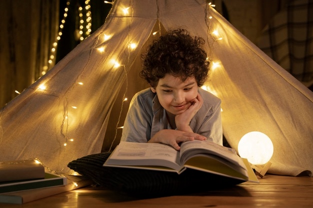 Foto aproxime-se da leitura de uma criança na barraca de sua casa