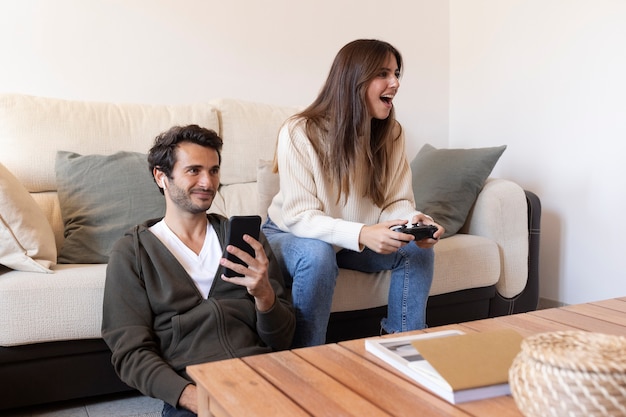 Foto aproxime-se das pessoas que trabalham em casa