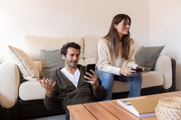 Foto aproxime-se das pessoas que trabalham em casa