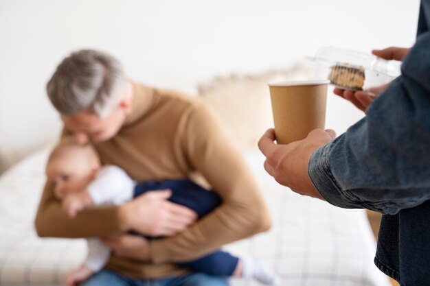 Foto aproxime-se de dois pais e um bebê