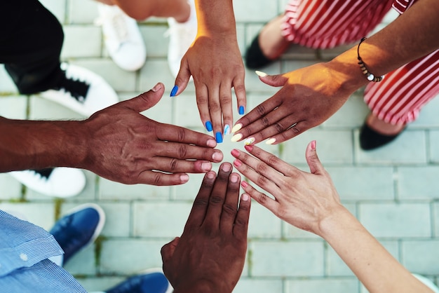 Foto aproxime-se de negros com as mãos postas