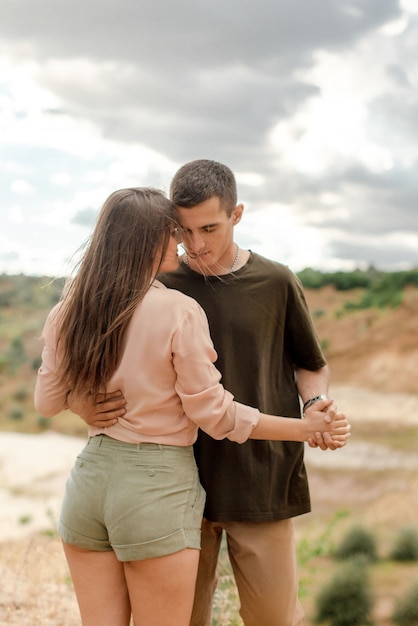 Aproxime-se do casal se abraçando na natureza