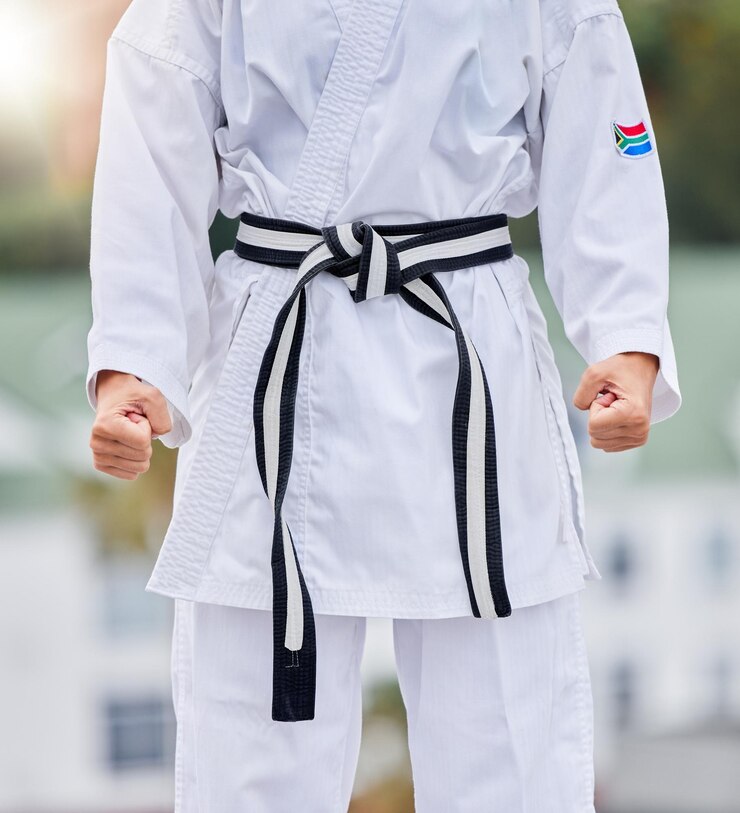 Foto aptidão do karatê e corpo da mulher em treinamento de artes marciais para competição com luta de mãos e compromisso na cultura japonesa desafio de poder e energia do esportista no concurso de taekwondo