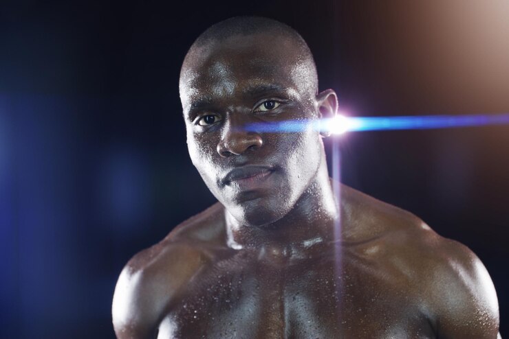 Foto aptidão muscular e retrato de homem negro com suor em fundo escuro para exercícios de treino e treinamento poder esportivo e rosto de construtor de corpo masculino sério com dedicação, motivação e foco